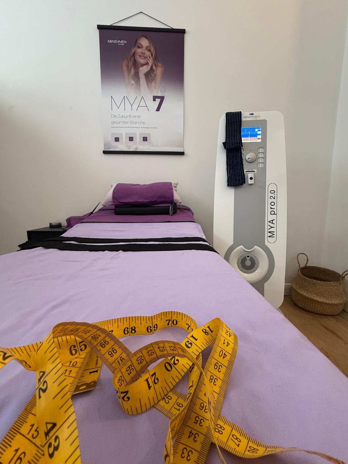 Behandlungsliege mit Maßband im Kieler Studio