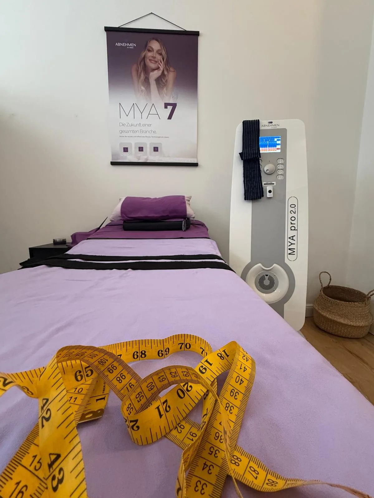 Behandlungsliege mit Maßband im Kieler Studio